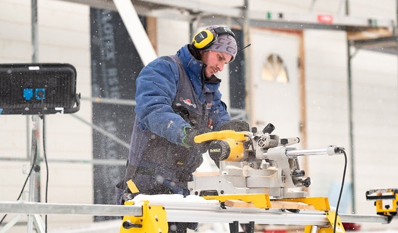 Mann som bruker sirkelsag